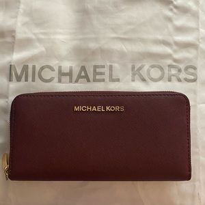❌ SOLD! barely used burgundy Michael Kors wallet!